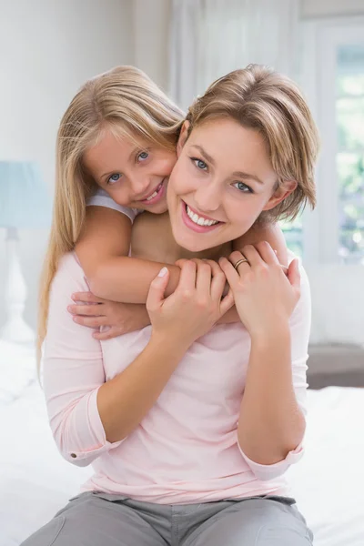 Moeder en dochter glimlachen op camera — Stockfoto