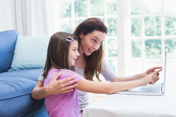 Moeder en dochter met laptop — Stockfoto