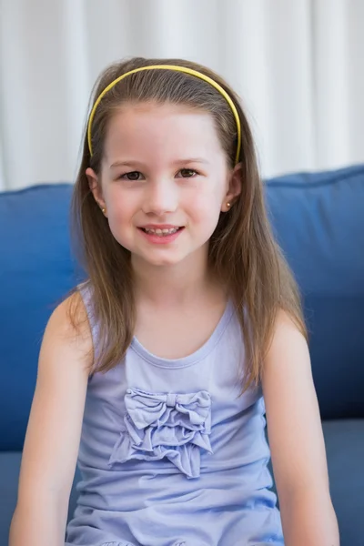 Kis lány mosolyogva kamera — Stock Fotó