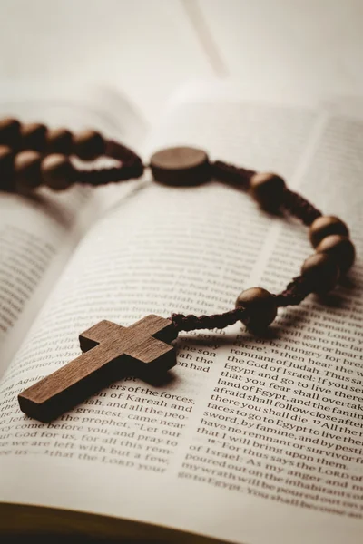 Biblia aberta e contas rosário de madeira — Fotografia de Stock
