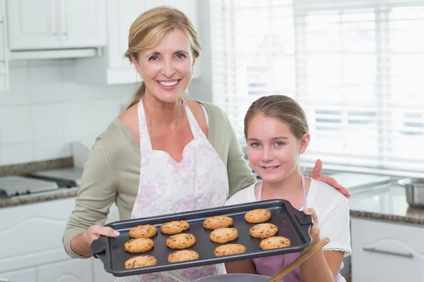 Mother and daughter making cookies together — Stock Photo, Image