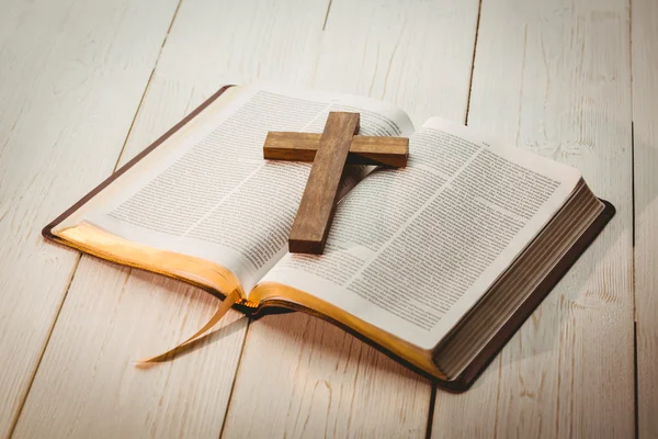 Biblia aberta e cruz de madeira — Fotografia de Stock