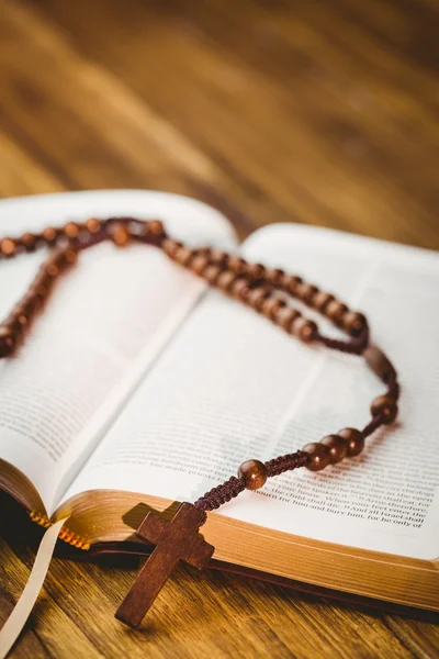 Open bible with rosary beads — Stock Photo, Image