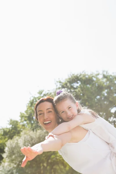 Mãe e filha se divertindo — Fotografia de Stock