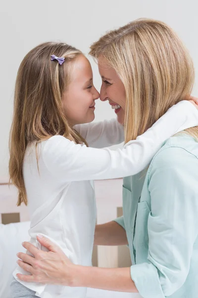 Bonne mère et fille câlins — Photo