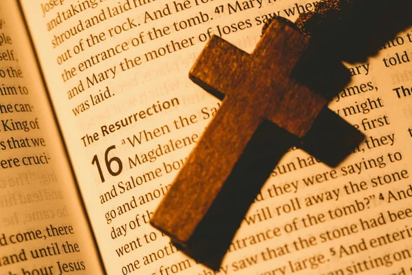 Open bible and wooden cross — Stock Photo, Image