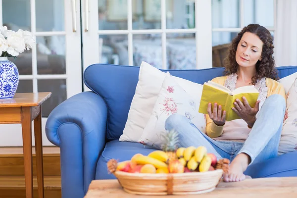 Söt brunett avkopplande på soffan — Stockfoto