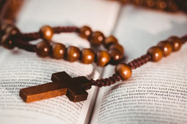 Open bible with rosary beads — Stock Photo, Image