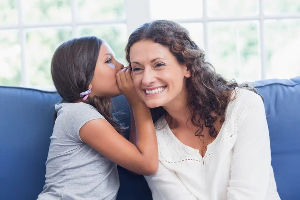 Mor och dotter viskar — Stockfoto