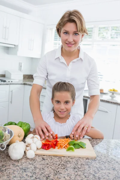 Mother and daughter preparing vegetables — Stock Photo, Image