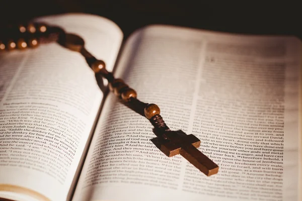 Offene Bibel mit Rosenkranzperlen — Stockfoto