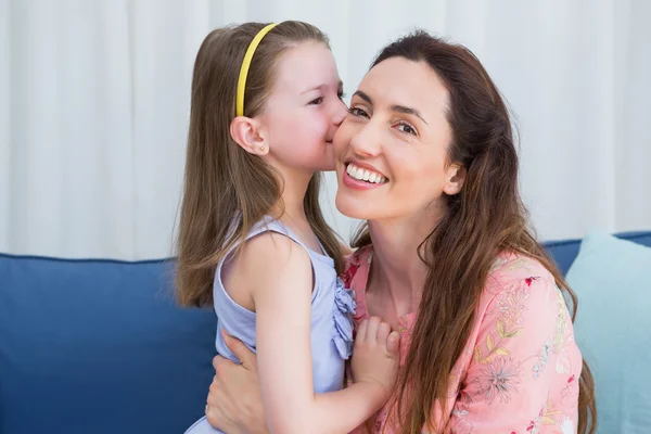 Mother and daughter smiling at camera — Stock Photo, Image