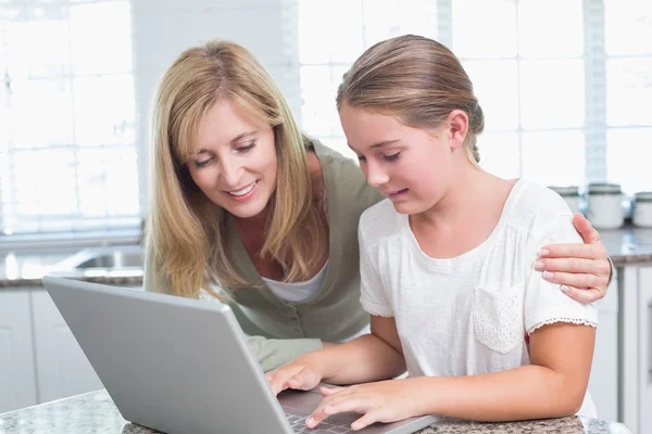 Mutter und Tochter benutzen gemeinsam Laptop — Stockfoto