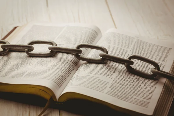 Open bible and heavy chain — Stock Photo, Image