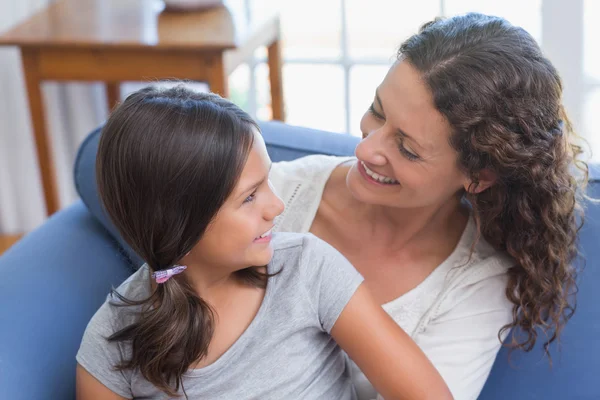 Feliz madre e hija sonriéndose mutuamente —  Fotos de Stock