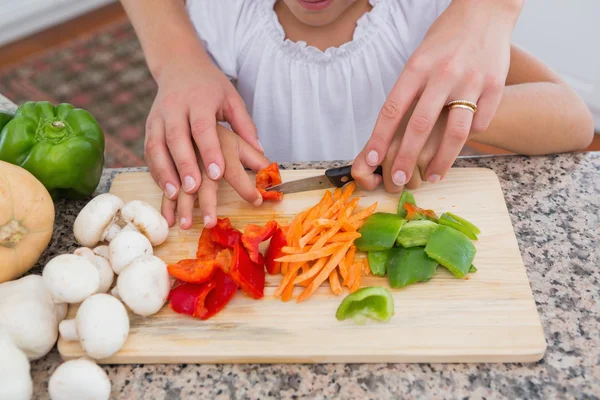 Mor och dotter förbereda grönsaker — Stockfoto