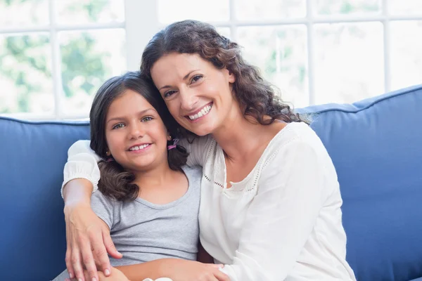 Glückliche Mutter und Tochter lächeln in die Kamera — Stockfoto