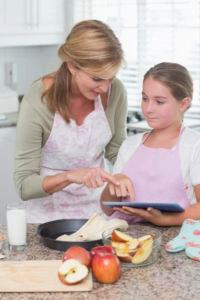 Mutlu anne ve kızı birlikte pasta hazırlanıyor — Stok fotoğraf