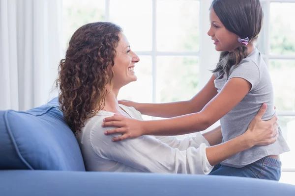 Glückliche Mutter und Tochter haben Spaß — Stockfoto