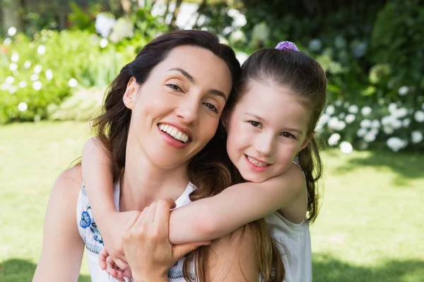 Mère et fille souriant à la caméra — Photo