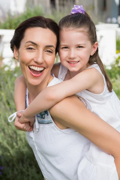 Mother and daughter smiling at camera — Stock Photo, Image