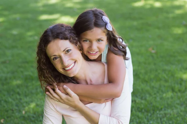 Glückliche Mutter und Tochter lächeln in die Kamera — Stockfoto