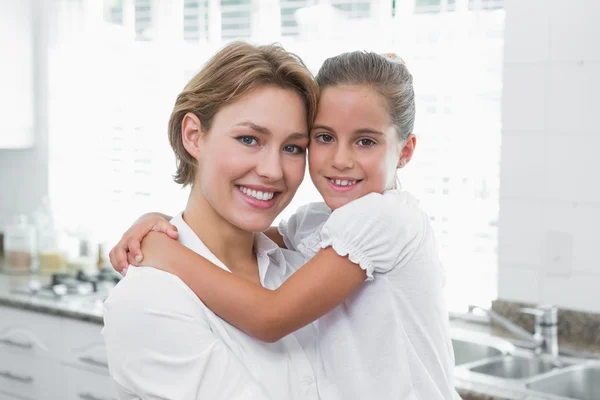 Madre e hija sonriendo a la cámara — Foto de Stock