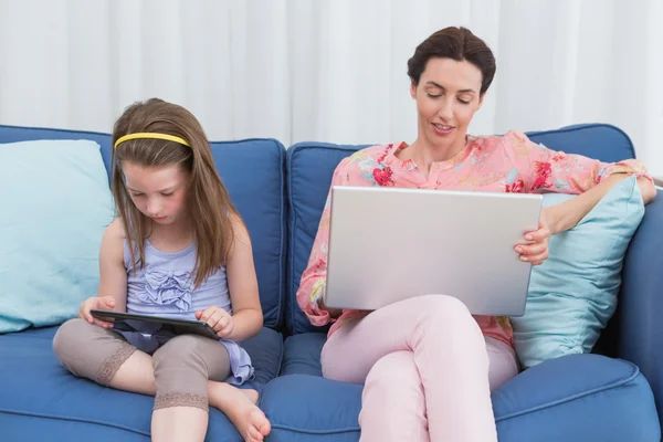 Matka i córka za pomocą tabletu i laptopa — Zdjęcie stockowe