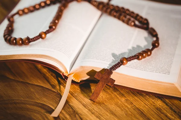 Open Bijbel met rozenkrans kralen — Stockfoto