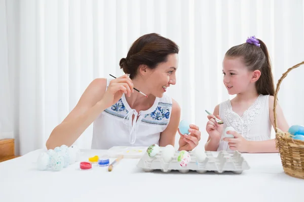 Mãe e filha pintando ovos de Páscoa — Fotografia de Stock