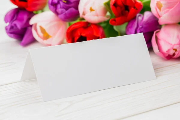 Barevné tulipány a bílou kartu — Stock fotografie