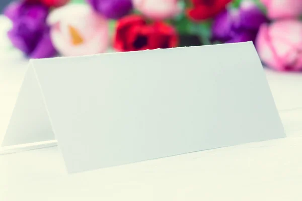 Tulipanes coloridos y tarjeta blanca — Foto de Stock