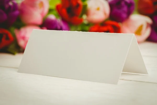 色とりどりのチューリップと白いカード — ストック写真