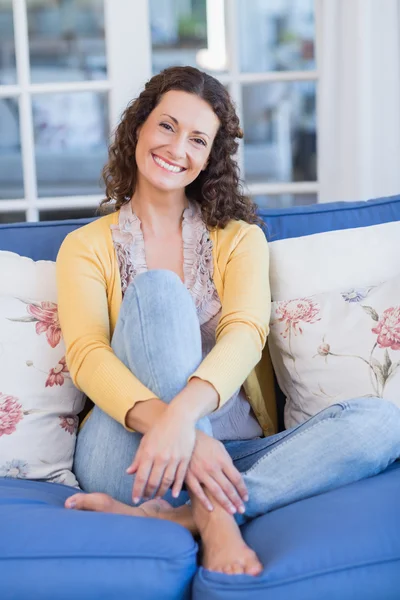 Pretty brunette relaxing on the couch — Stock Photo, Image