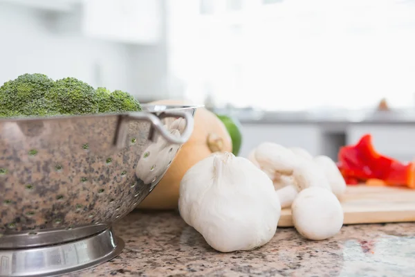 Свежие овощи на стойке — стоковое фото