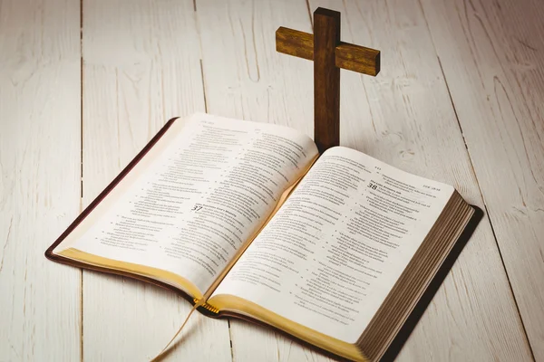 Open bible and wooden cross — Stock Photo, Image