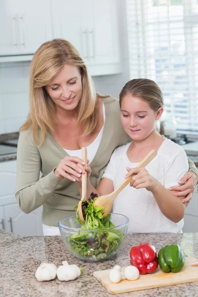 Moeder en dochter salade samen voorbereiden — Stockfoto