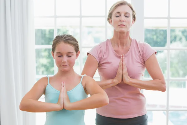 Moeder en dochter doen yoga — Stockfoto