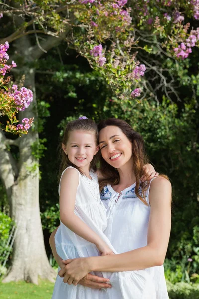 Moeder en dochter glimlachen op camera — Stockfoto