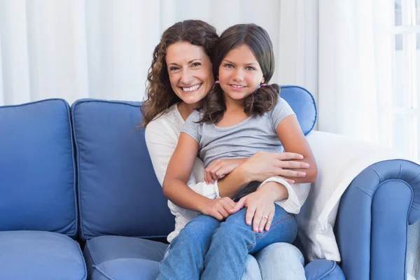 Mãe e filha sorrindo para a câmera — Fotografia de Stock