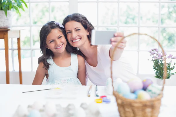 Mãe e filha felizes tomando selfie — Fotografia de Stock