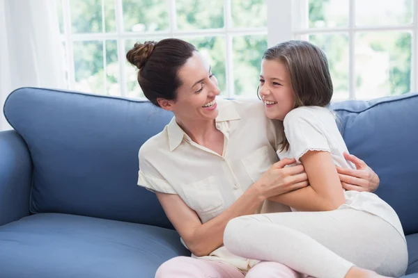 Mãe e filha rindo no sofá — Fotografia de Stock