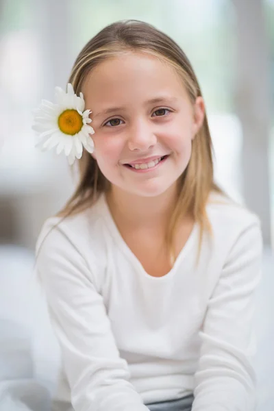 Schattig klein meisje glimlachen op camera — Stockfoto