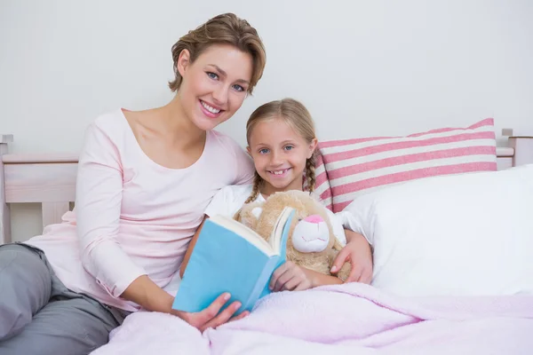 Mãe com sua filha na hora de dormir — Fotografia de Stock