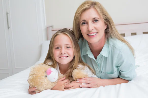 Mère et fille heureuses souriant à la caméra — Photo