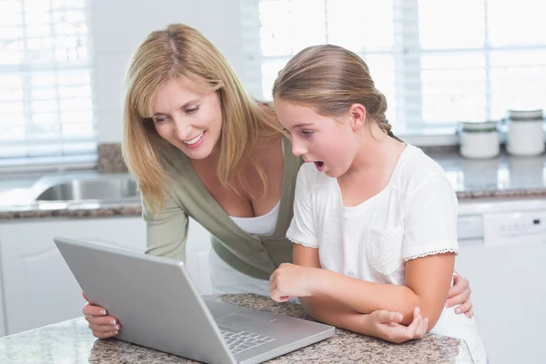 Mother and daughter using laptop together — Stock Photo, Image