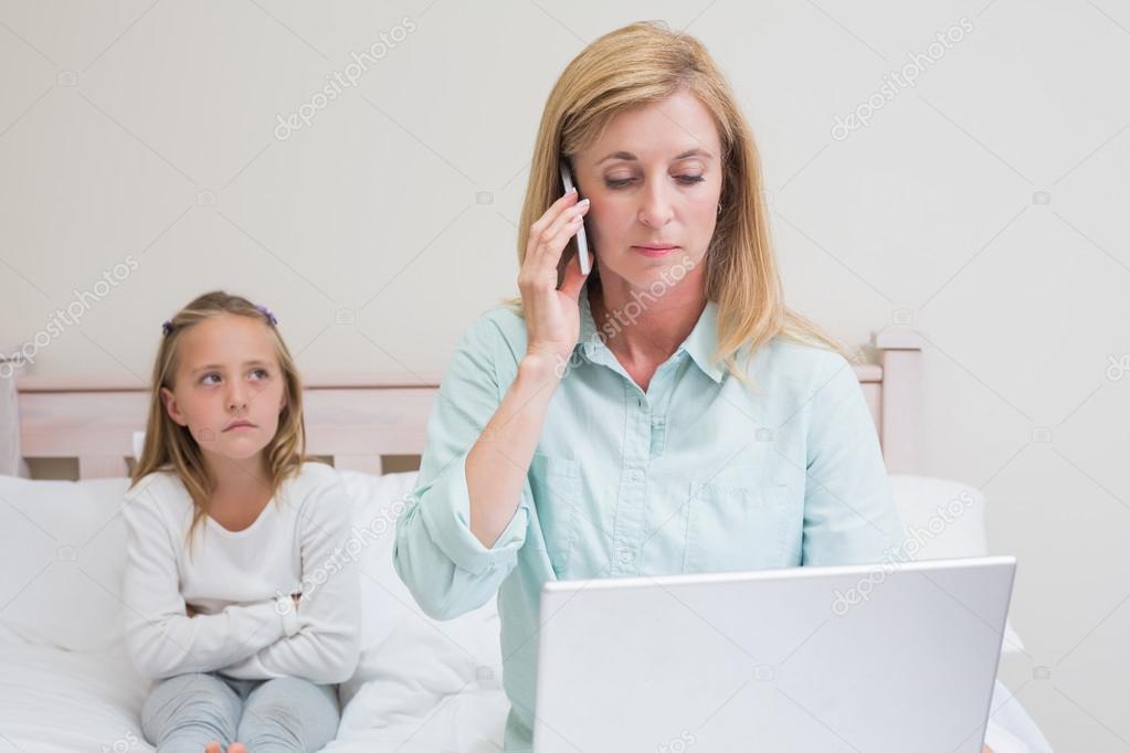 мама игнорирует ребенка. игнор родителей. родители игнорируют ребенка. игнор родителей. игнорирующая мать.