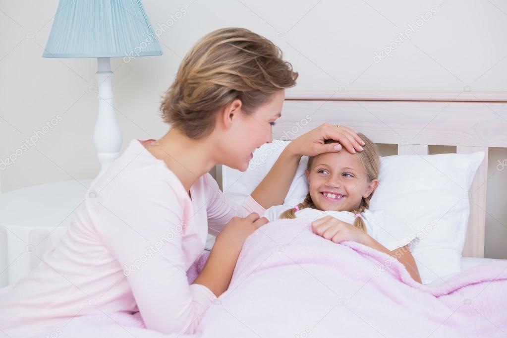 Mère avec sa fille au coucher image libre de droit par Wavebreakmedia © 68953923