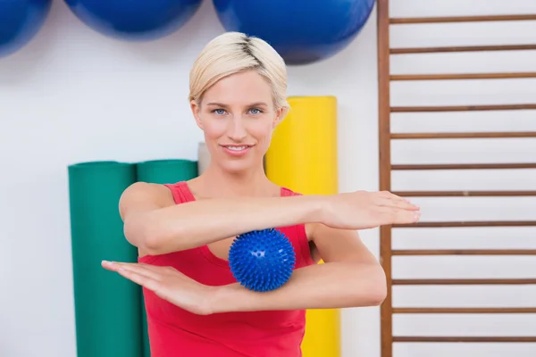 Blonde Frau mit Massageball — Stockfoto