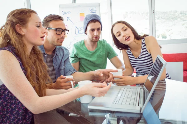 Étudiants en mode travaillant en équipe — Photo